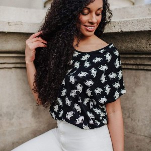 有機棉斜肩寬版上衣：頑朵貓貓