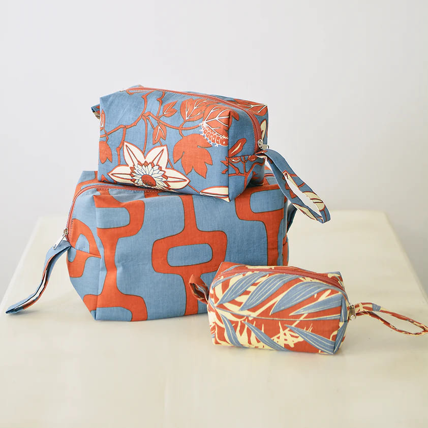 Balizen峇里手作 手工絹印百香花化妝包（中）Passion Flower Blue Spice Cosmetic Case, Medium