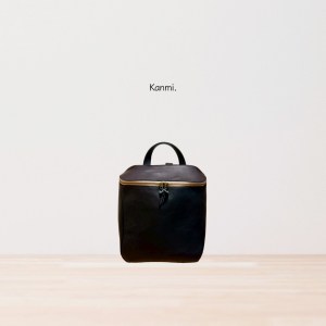 Kanmi. 淺草革小物．耳機盒造型防水背包 巧克力｜東京職人手作｜天然牛革｜外型簡約百搭｜輕量設計零負擔