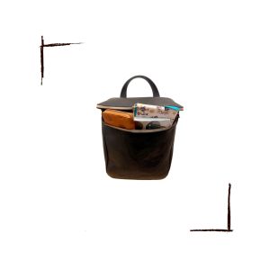 Kanmi. 淺草革小物．耳機盒造型防水背包 巧克力｜東京職人手作｜天然牛革｜外型簡約百搭｜輕量設計零負擔