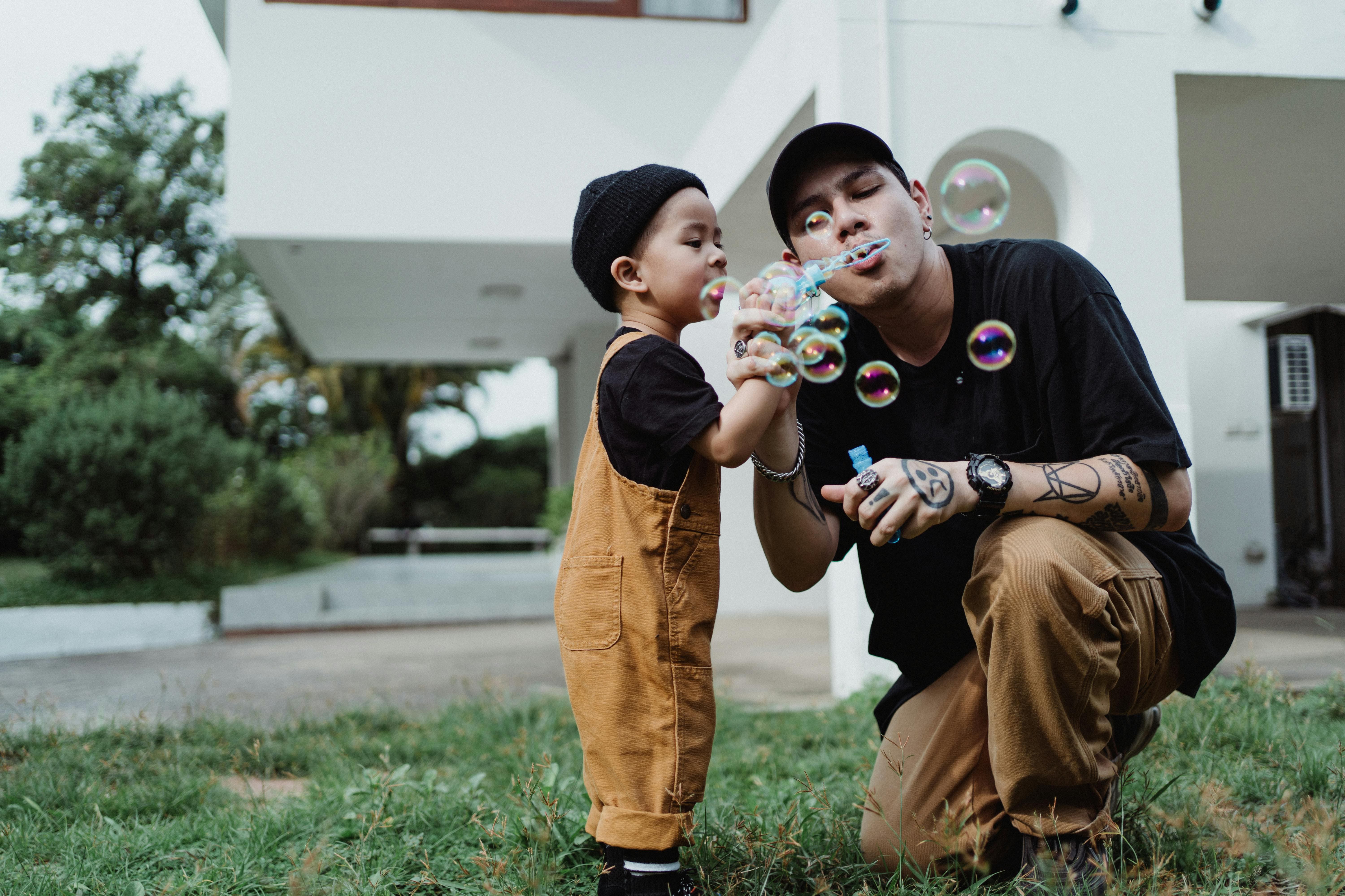 2025 男神月促銷頁面插圖 3 Father and Son Blowing Soap Bubbles - Ketut Subiyanto