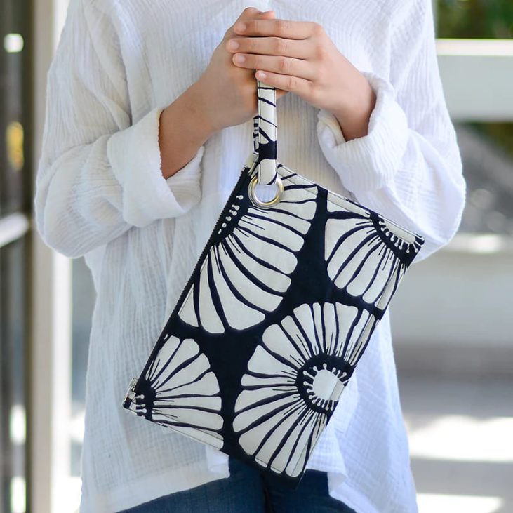 Balizen峇里手作 復古花印手提包 Black Retro Flowers Envelope Bag